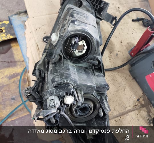 פנס רכב מפורק על שולחן עבודה